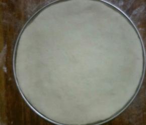 擀至和盘子同样大小，放入盘中。(或者擀大一点，将边折起，就是更正宗的披萨饼皮啦)