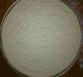 用叉子或牙签扎上小孔