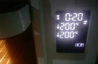 现在可以开始预热烤箱啦(披萨模式，上下火200度)