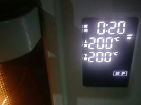 现在可以开始预热烤箱啦(披萨模式，上下火200度)