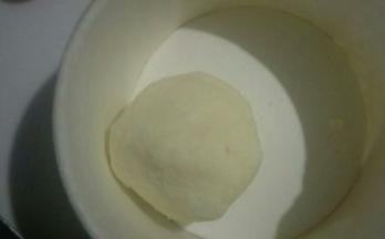 奶油奶酪加适量番茄酱拌匀，番茄酱的用量根据自己口味来添加(我用了大约40克)