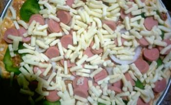 均匀撒上马苏里拉芝士条，爱吃的可以多撒一些