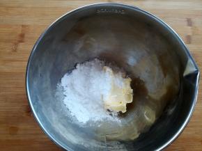 取一个干净的大碗放入软化的黄油和糖粉