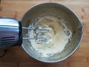 把黄油稍微的打发一下