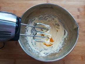 蛋液分2-3次加入，每次充分打发后再加蛋液