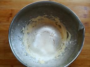 过筛加入低筋面粉