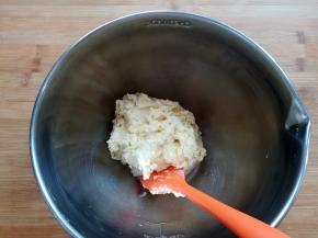 用刮刀把面团翻拌到没有干粉后放入冰箱中冷藏30分钟