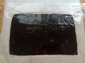 枣泥馅铺在油纸上，盖一层保鲜膜擀成18*26cm的大小，放入冰箱中冷藏30分钟