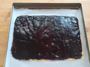 把枣泥馅取出小心的贴在面皮上，枣泥馅一定要冷藏得够硬，不然软了容易变形