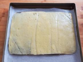 把另一块面皮盖在枣泥馅上，这一步也要小心的放