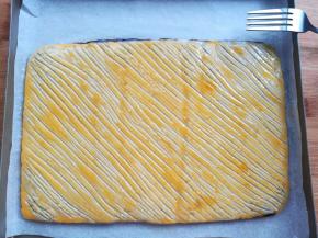 在面皮上刷上一层厚的蛋液，用叉子左上右下斜着画出条纹