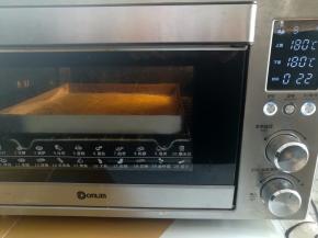 放入烤箱中下层，上下火180度烤22分钟