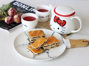 烤熟后取出放凉切块，这饼干比较酥，切的时候边缘容易掉渣