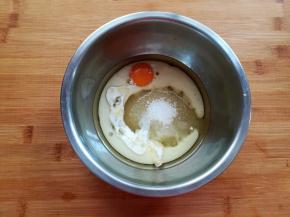 取一个干净的盆子，放入牛奶，玉米油，鸡蛋和白砂糖乳化一下