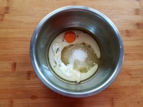 取一个干净的盆子，放入牛奶，玉米油，鸡蛋和白砂糖乳化一下