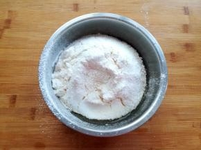 加入混合过筛的低筋面粉和小苏打