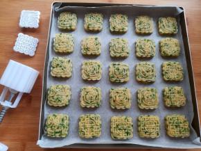 用月饼模具压出花纹，圆的花片也可以