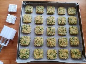 用月饼模具压出花纹，圆的花片也可以