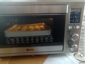 放入烤箱中下层，上下火175度烤20分钟