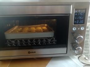 放入烤箱中下层，上下火175度烤20分钟