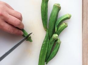 秋葵去掉根部，切斜刀块。