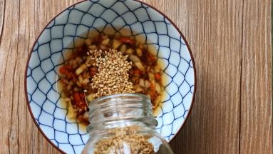 加入芝麻后搅拌均匀。