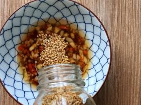 加入芝麻后搅拌均匀。