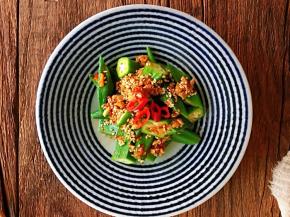 脆爽、鲜咸爽口的凉拌秋葵，适合佐酒、下饭，更适合减肥瘦身的爱美女士食用，瘦身减脂的同时，还有美味的口感。