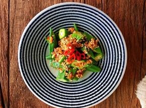 脆爽、鲜咸爽口的凉拌秋葵，适合佐酒、下饭，更适合减肥瘦身的爱美女士食用，瘦身减脂的同时，还有美味的口感。