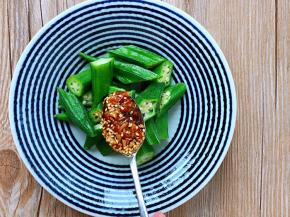 码放入盘中，浇上碗汁，吃的时候拌匀即可。