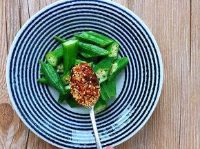 码放入盘中，浇上碗汁，吃的时候拌匀即可。