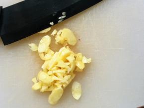 大蒜拍碎，切小碎丁。