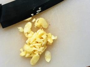 大蒜拍碎，切小碎丁。