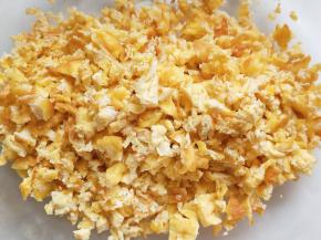 鸡蛋打散炒熟并剁碎