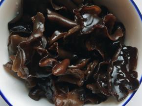 黑木耳泡发清洗干净剁碎