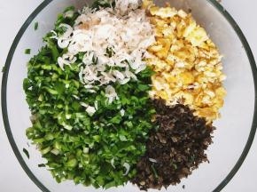 鸡蛋，木耳，韭菜放入盆中，加少于虾皮。