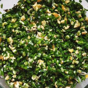 倒入适量食用油，放少于盐调匀（做韭菜饼不要加太多调味品以免破坏韭菜原有的香味）