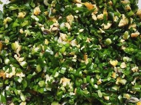 倒入适量食用油，放少于盐调匀（做韭菜饼不要加太多调味品以免破坏韭菜原有的香味）