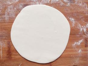 取一个剂子擀成中间稍后，四周薄的圆形面皮