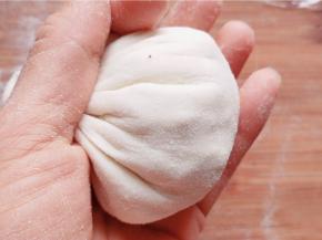 用虎口收拢收口，或者用包包子的手法收圆也可以