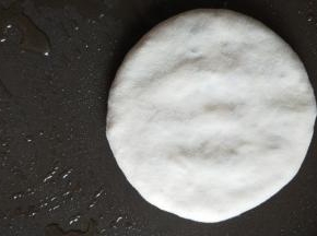 平底锅中小火预热好以后抹少许油，放入做好的饼，边旋转饼胚，边轻轻摁压至合适的厚度（注意千万不能用蛮力）。如果担心摁压掌握不好，提前擀薄再入锅烙也好，不过我还是觉得在锅内轻轻旋转着摁压更好掌握