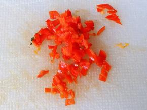 红辣椒去籽，切小碎丁。