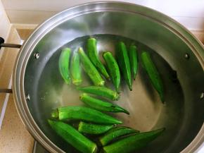 水开，加一克盐，秋葵焯烫一分钟。