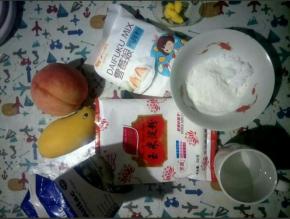 准备食材，芒果，桃子洗净去皮切丁备用，淡奶油蓝风车拍的不是特别清楚