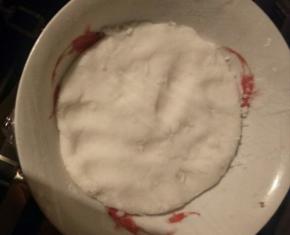 揉成面团，表面用保鲜膜包住防止水蒸气滴入。放入蒸锅中蒸熟。冷水下锅。水开后再蒸30分钟