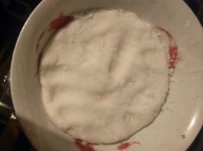 揉成面团，表面用保鲜膜包住防止水蒸气滴入。放入蒸锅中蒸熟。冷水下锅。水开后再蒸30分钟