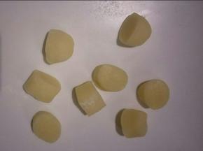 冷藏过后的面团揉一揉，揉光滑。均分成自己喜欢的大小，我分了8个