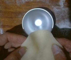 取雪媚娘模具，将饼皮放入