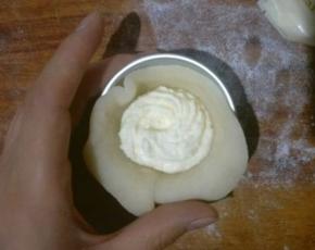 淡奶油装入裱花袋，挤适量奶油在饼皮中间