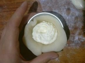 淡奶油装入裱花袋，挤适量奶油在饼皮中间